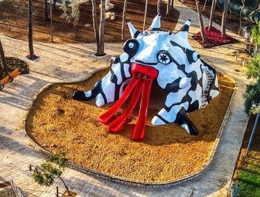 פסל המפלצת ("הגולם") בקרית היובל - צילום: חגי אגמון־שניר, ויקיפדיה