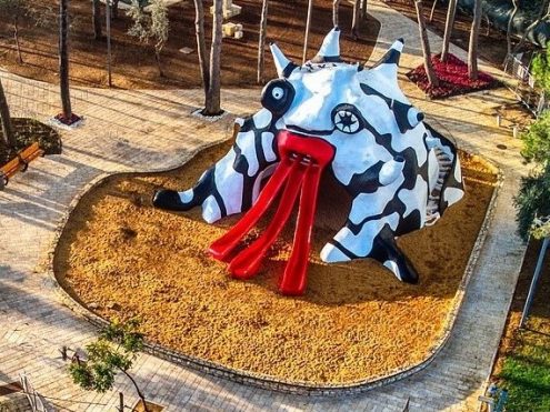 פסל המפלצת ("הגולם") בקרית היובל - צילום: חגי אגמון־שניר, ויקיפדיה