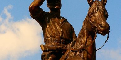 הנועזים. השומר - פסל אלכסנדר זייד. Yoavd ויקיפדיה