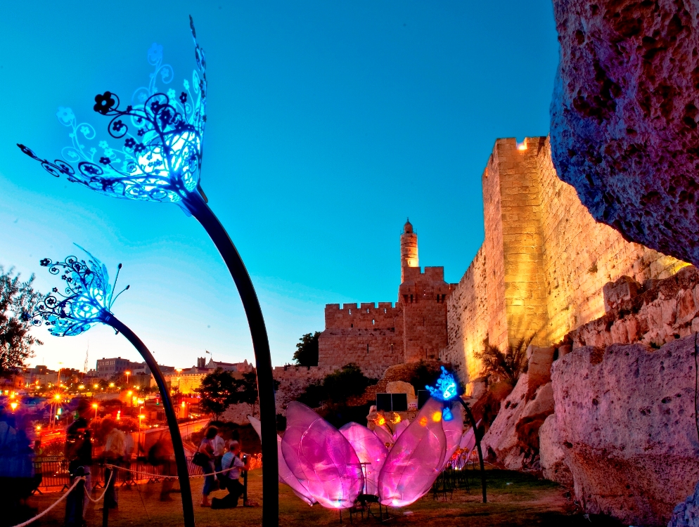 יצירות של דייל צ'יהולי לרגלי מגדל דוד